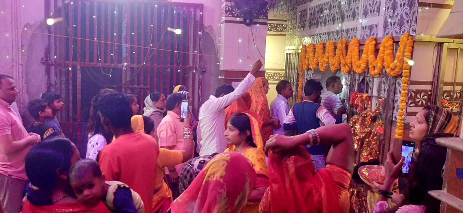चौक स्थित दक्षिणमुखी माता मंदिर में नवमी पर भक्तों की लगी भीड़। संवाद