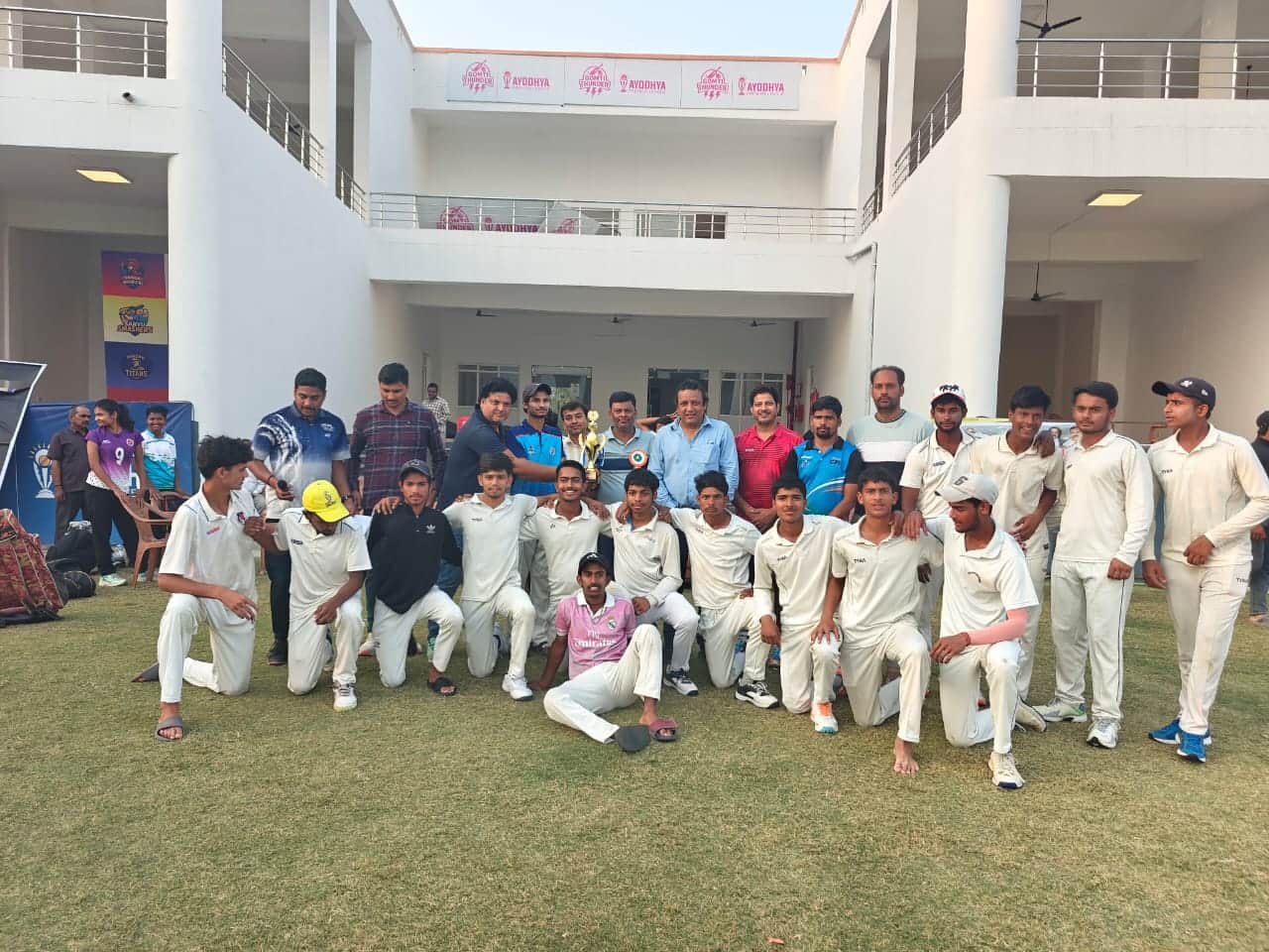 डाभासेमर स्टेडियम में खिलाड़ियों को पुरस्कृत करते अतिथि।