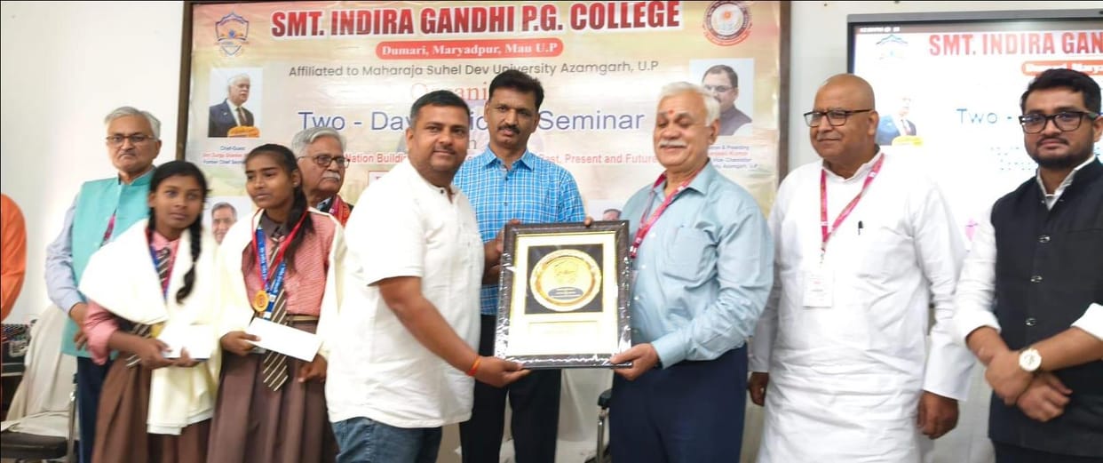 Former Chief Secretary honored meritorious students and teachers