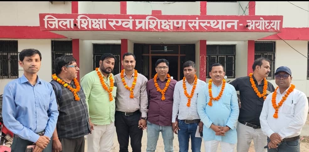 डायट परिसर में मौजूद नवनिर्वाचित पदाधिकारी।