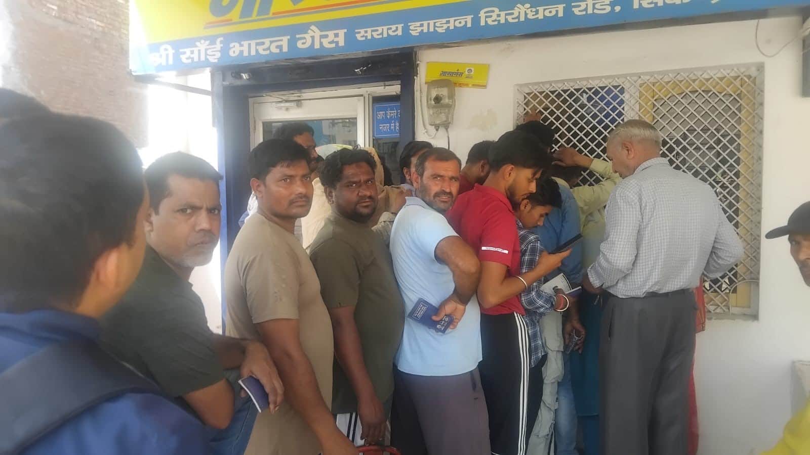 एक एजेंसी पर सिलिंडर लेने के लिए लगी लोगों की लाइन। संवाद