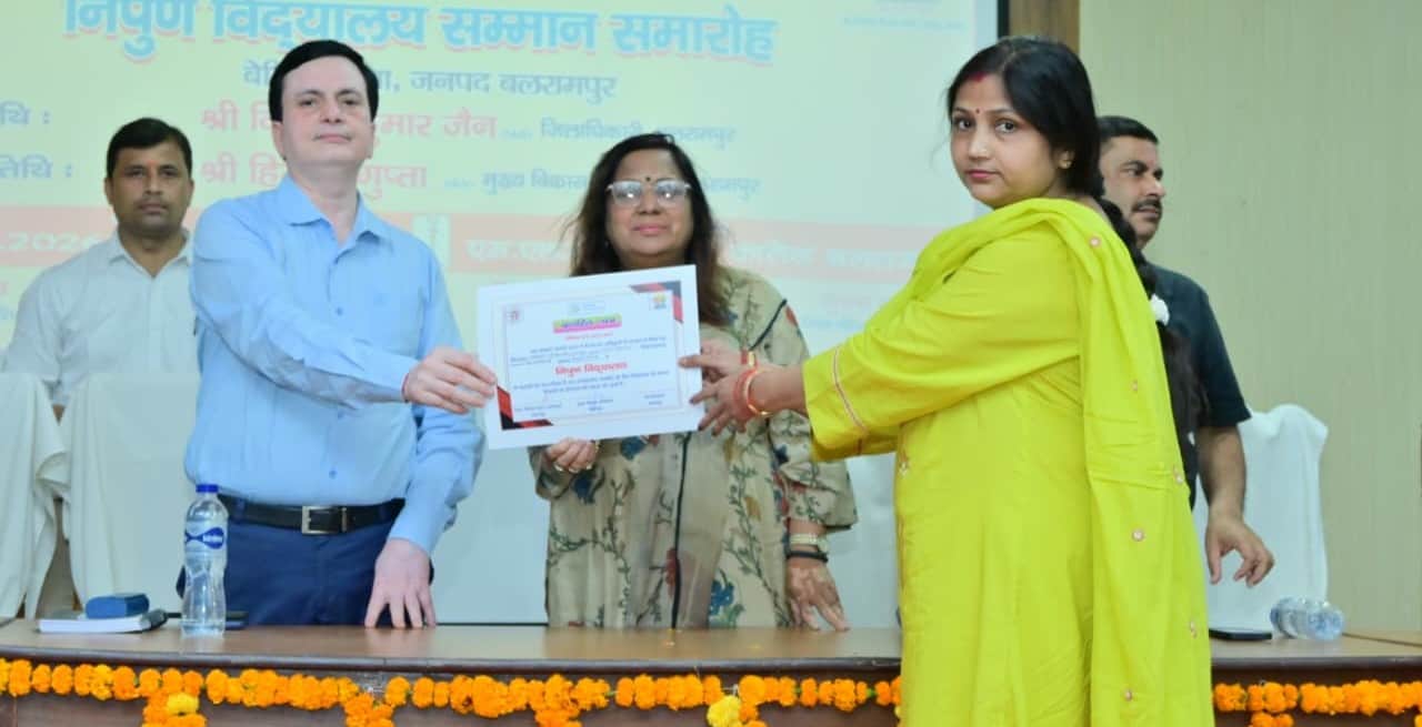 एमएलके पीजी कॉलेज में शिक्षिका को सम्मानित करते एडीएम ।-स्रोत : विभाग