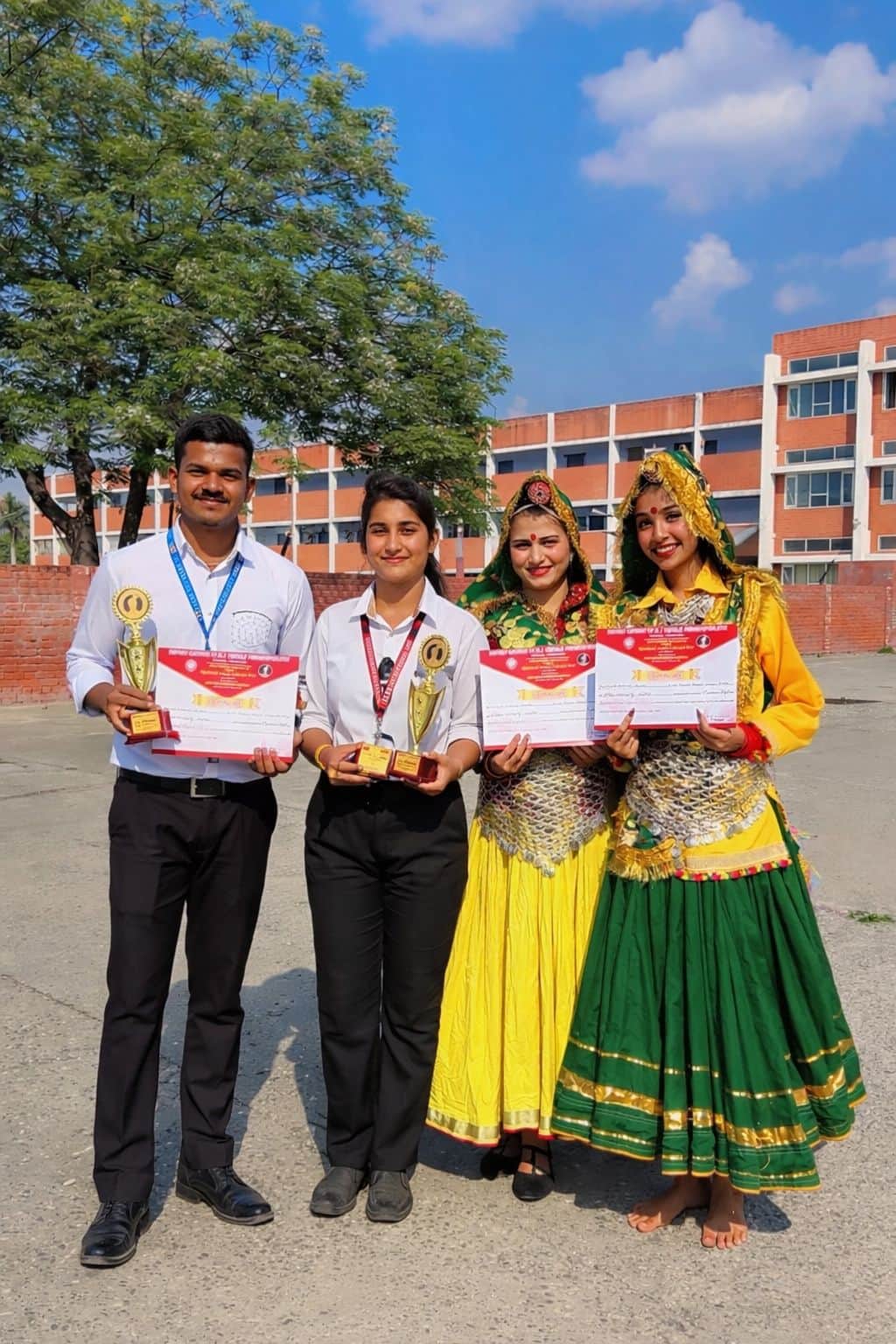 एनआईआईएलएम विश्वविद्यालय के विजेता विद्यार्थी।