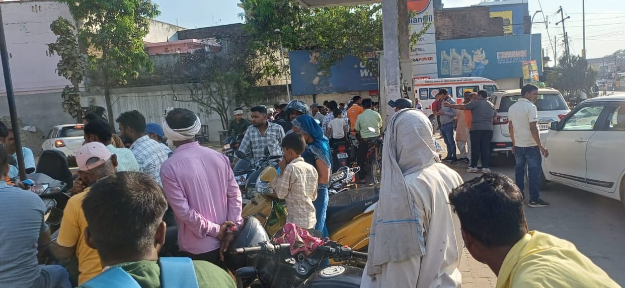 Crowds increased at petrol pumps, many pumps ran dry by evening.