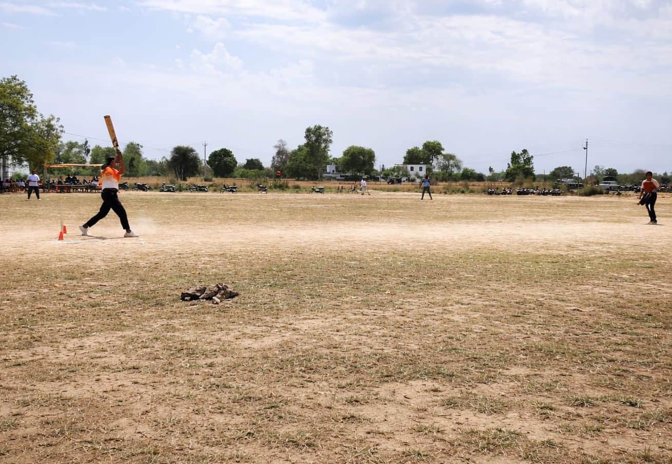 फोटो-14-क्वार्टर फाइनल मैच में शॉट लगाता बल्लेबाज। संवाद