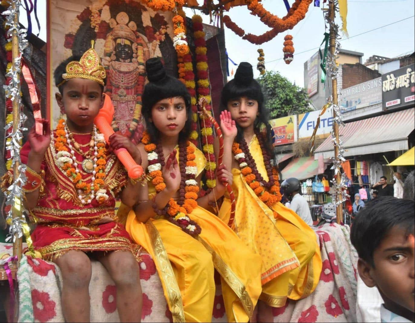 फोटो-24- शहर में निकली शोभायात्रा में भगवान राम, लक्ष्मण व हनुमान के वेश में सजे बच्चे। संवाद
