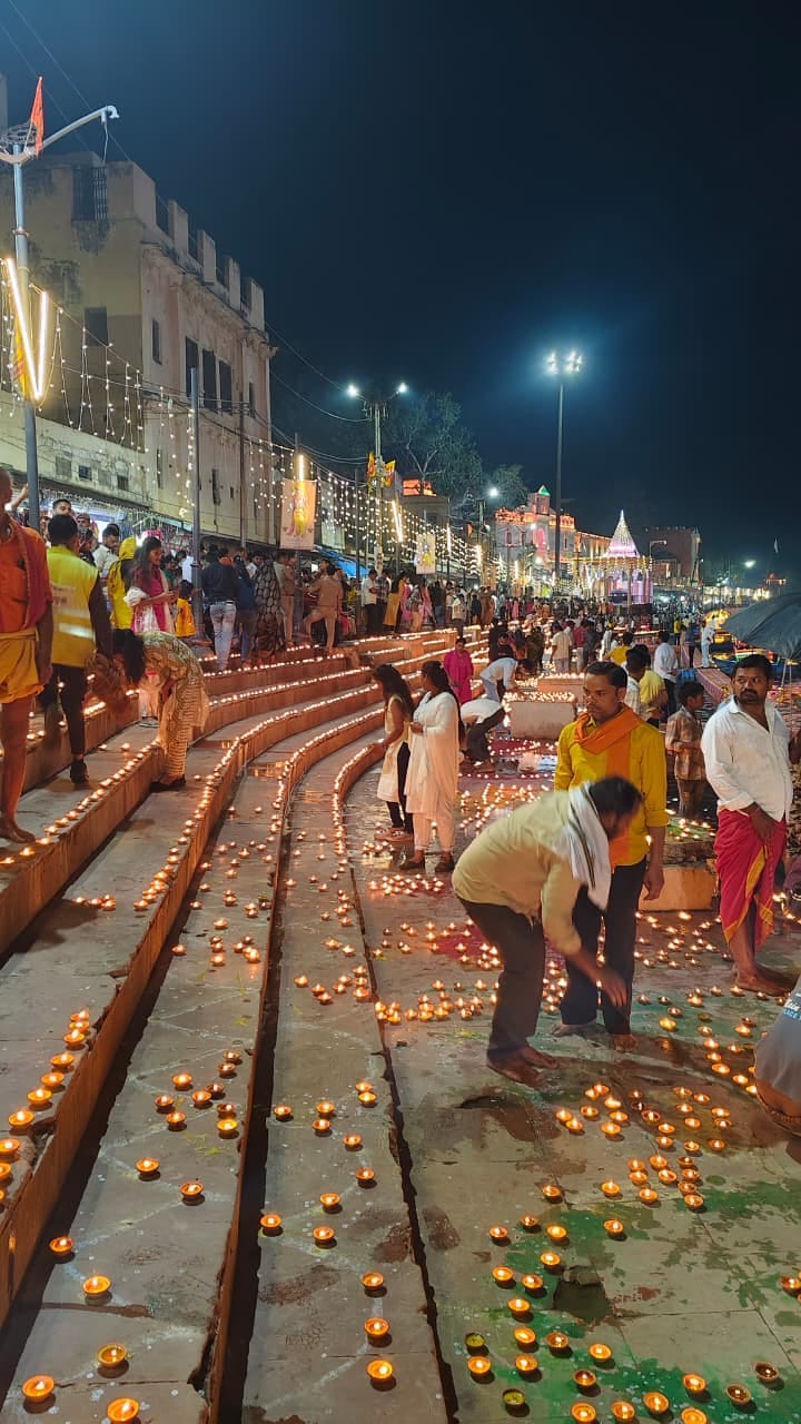 Rain disrupted the lighting of lamps, yet the sheet of lamps remained decorated.
