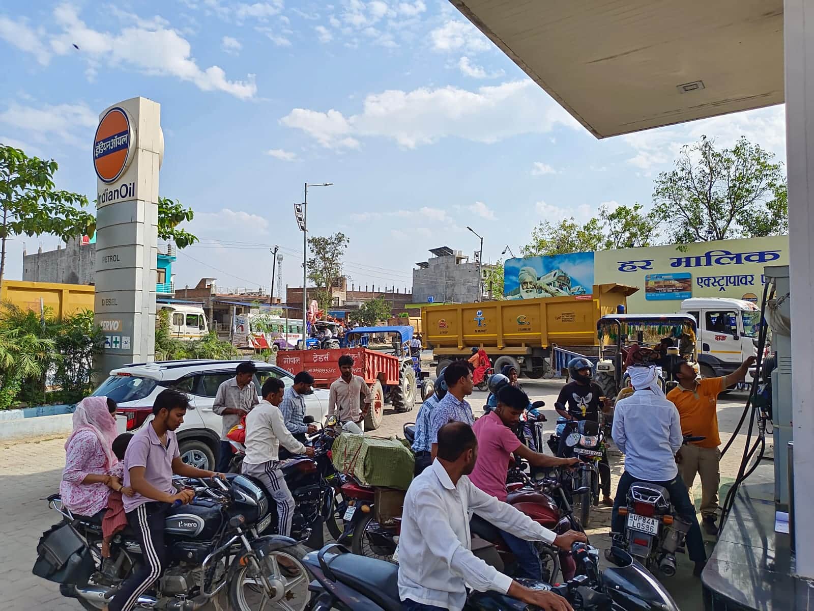 फोटो 38 किशनी में एक पेट्रोल पंप पर पेट्रोल के लिए लगी बाइक सवारों की भीड़।