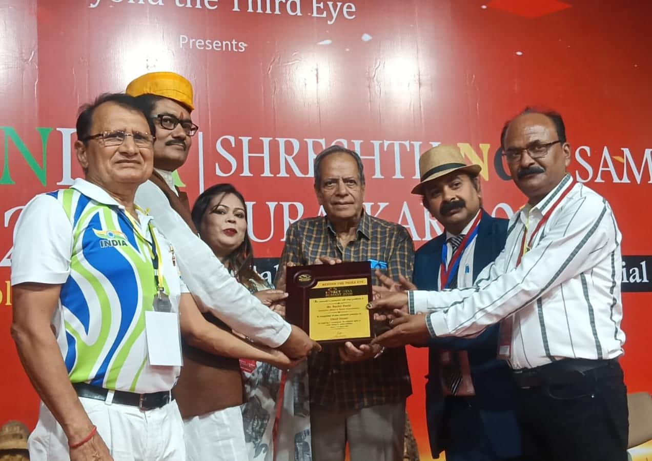 फोटो 50 इंदौर में नेशनल अवार्ड प्राप्त करते इंजीनियर धर्मवीर राही व उनकी टीम। स्रोत संगठन