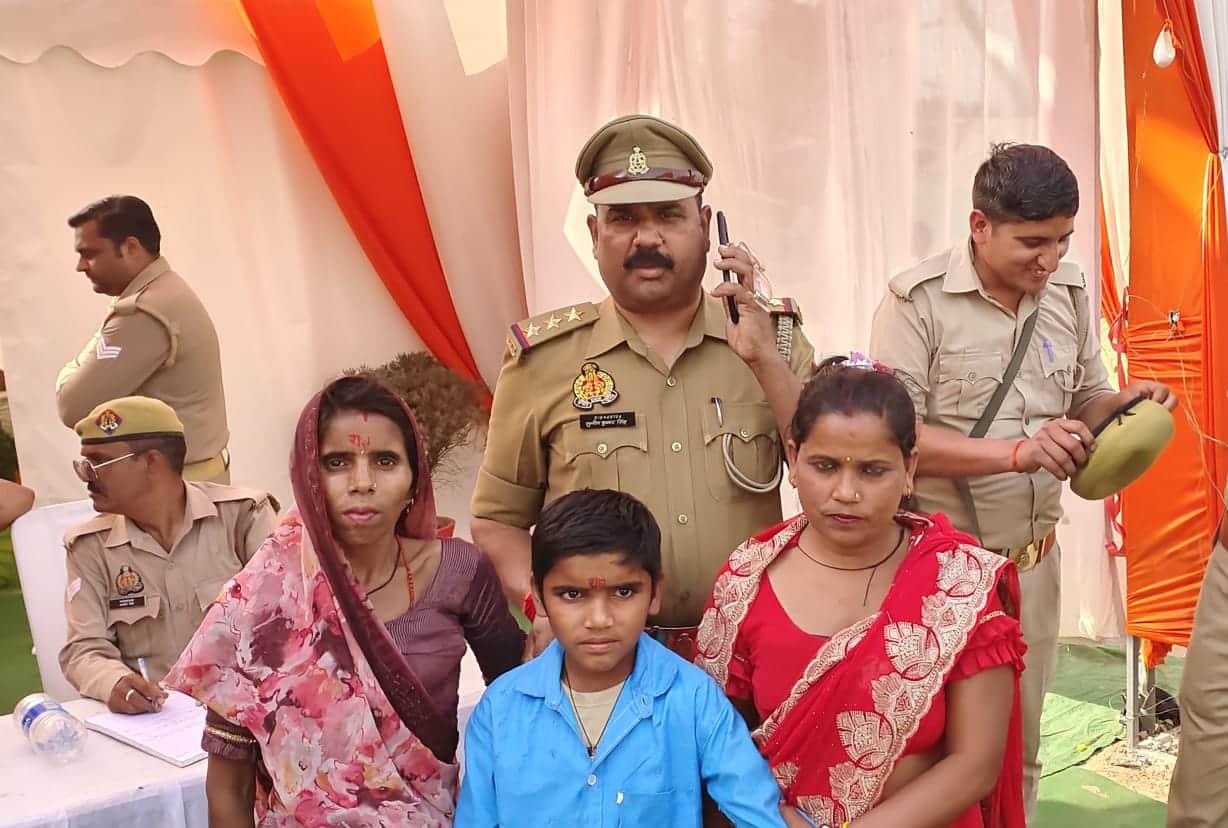 फोटो 6 परिजन के साथ बालक व यातायात प्रभारी। स्रोत पुलिस