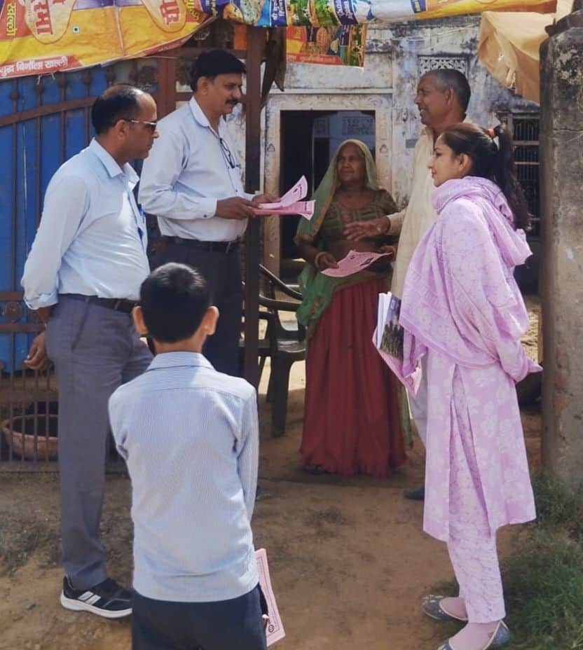 फोटो नंबर-01अभिभावकों से संपर्क करते अकबरपुर स्कूल के अध्यापक। स्रोत-संस्थान