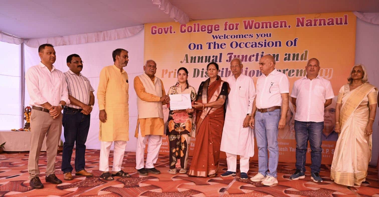 फोटो नंबर-14वार्षिकोत्सव के दौरान महिला कॉलेज की मेधावी छात्रा को पुरस्कृत करते विधायक ओमप्