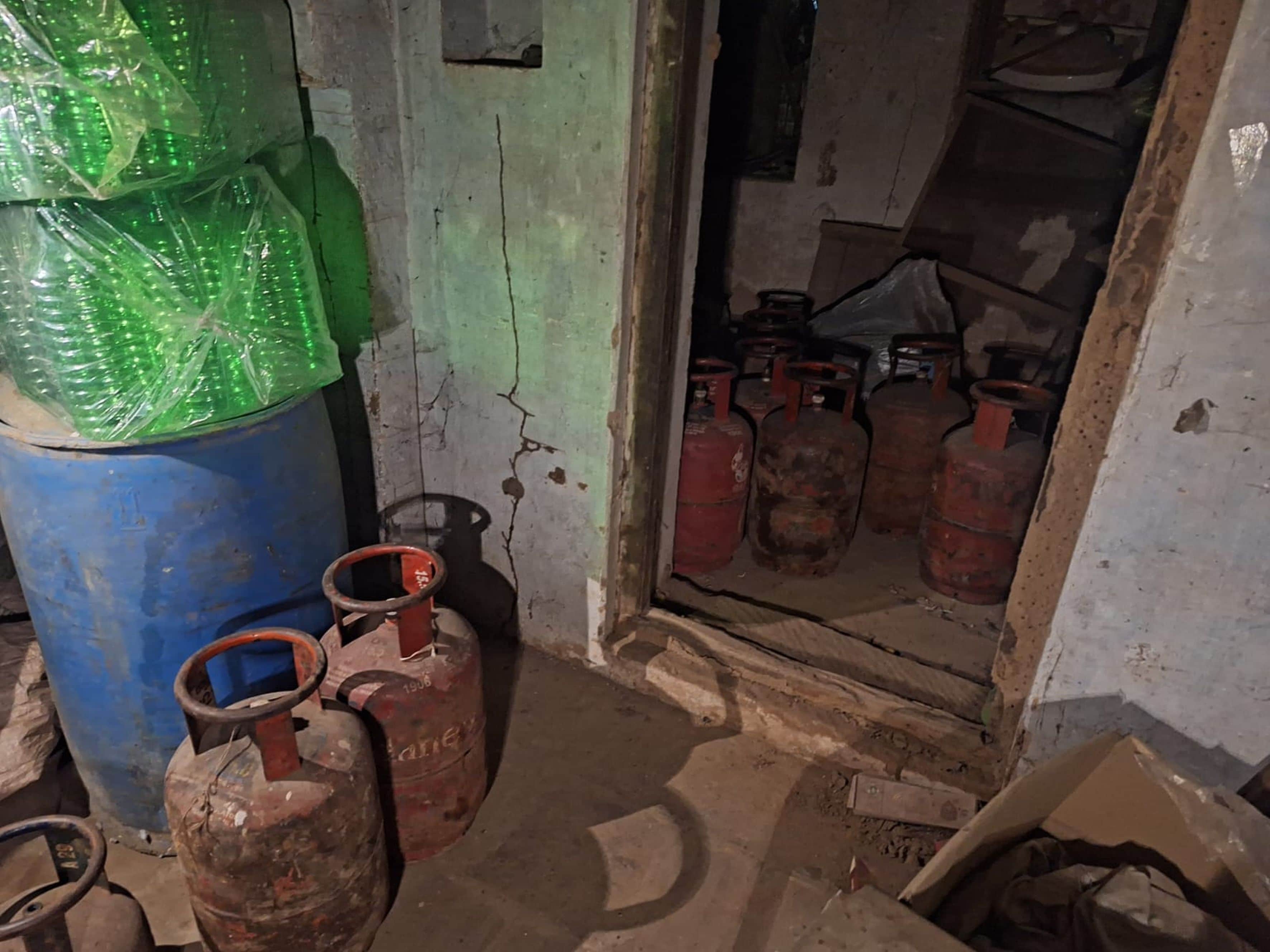 फोटो संख्या:51 गांव पाली में आरोपी के घर रखे एलपीजी सिलिंडर। सूत्र