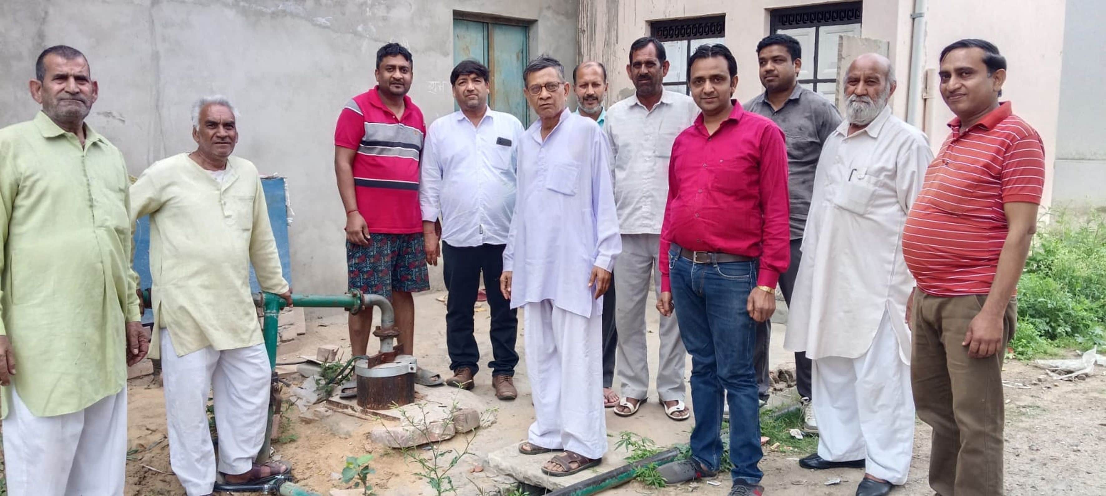 फोटो संख्या:55 सतनाली में खराब पड़ा बोरवेल दिखाते लोग। संवाद