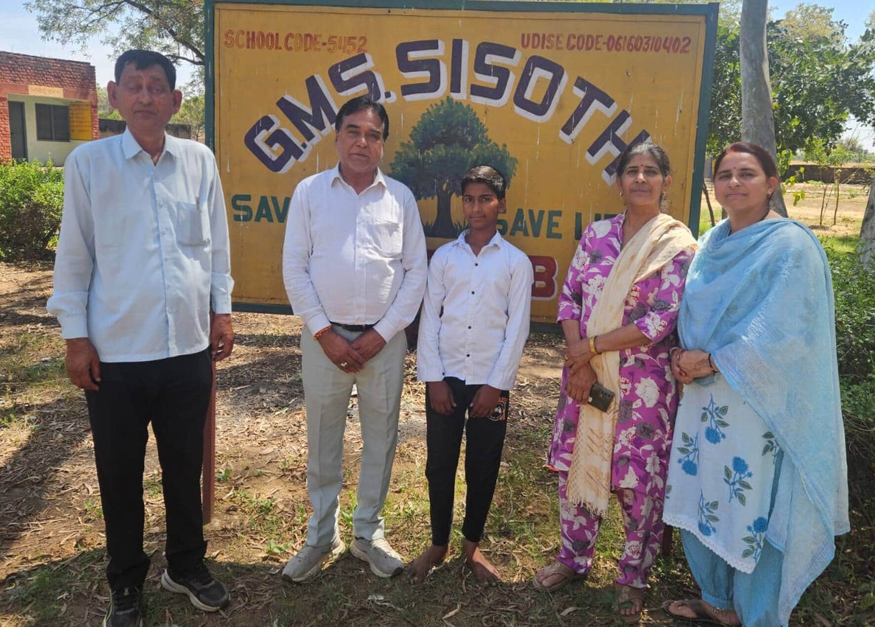 फोटो संख्या:58 गांव सिसोठ स्थित राजकीय स्कूल में शिक्षकों के साथ छात्रा निशांत। स्रोत: परिजन