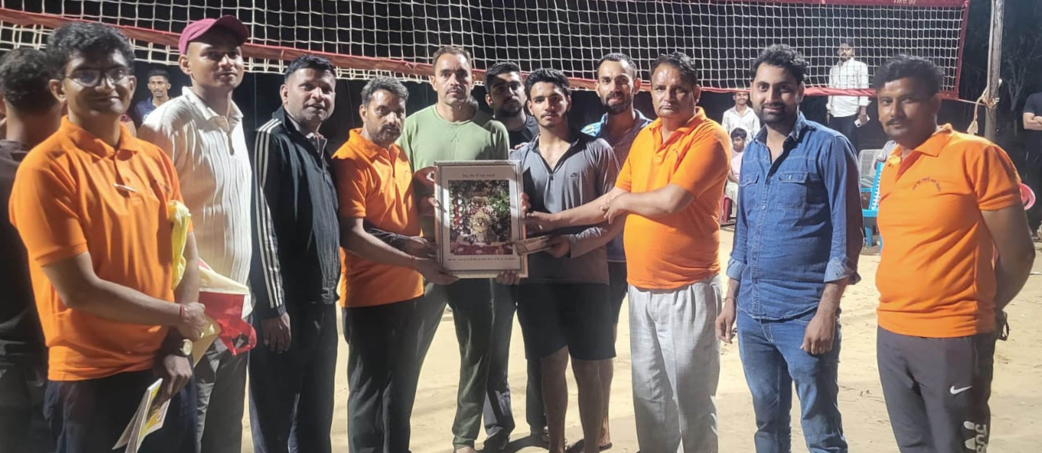 फोटो संख्या:60 सिसोठ में आयोजित वॉलीबाल स्पर्धा में विजेताओं को सम्मनित करते कमेटी सदस्य। संवाद