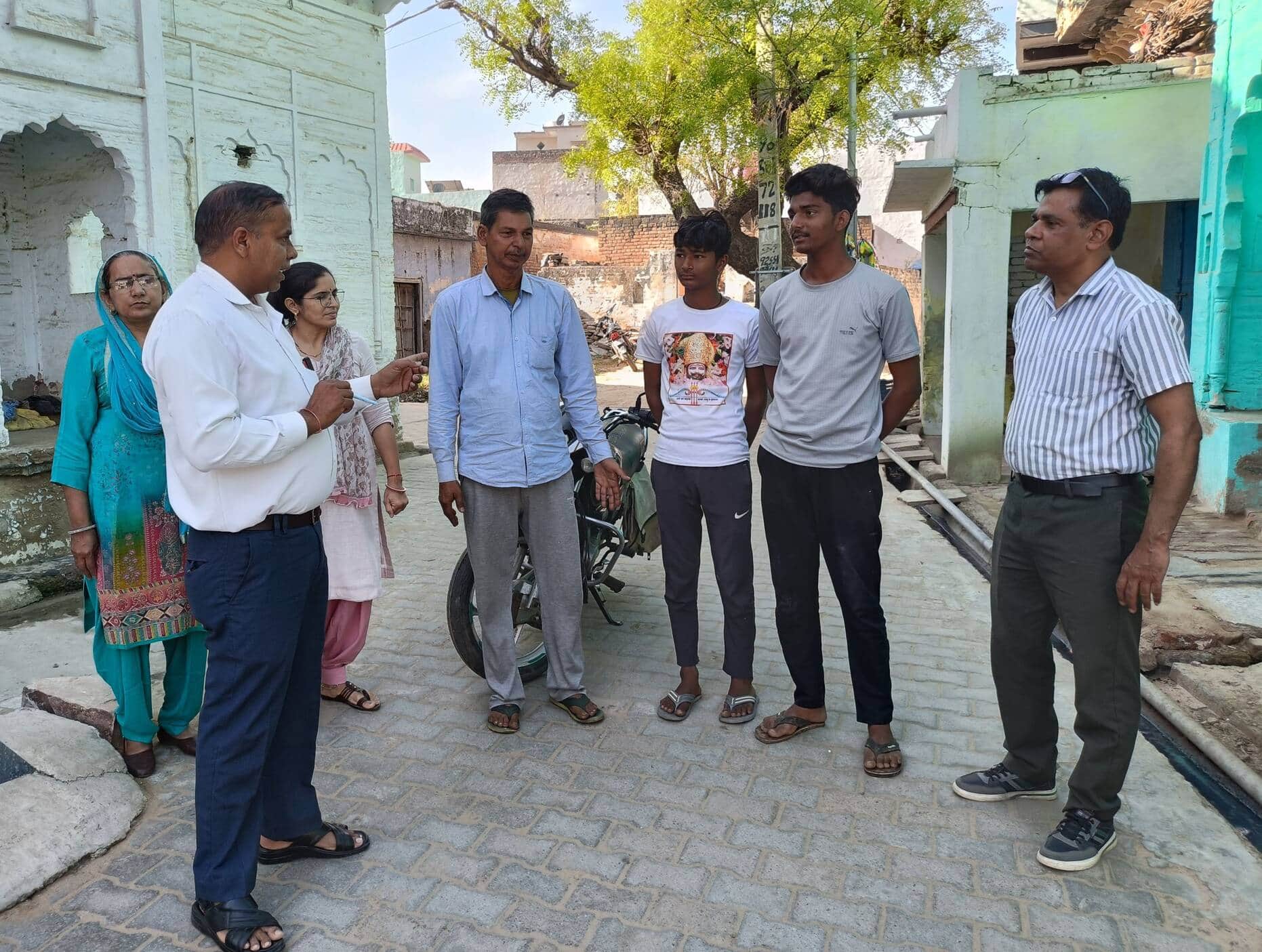 फोटो संख्या:69--बेवल में अभिभावकों से बातचीत करते राजकीय वरिष्ठ माध्यमिक विद्यालय के शिक्षक--