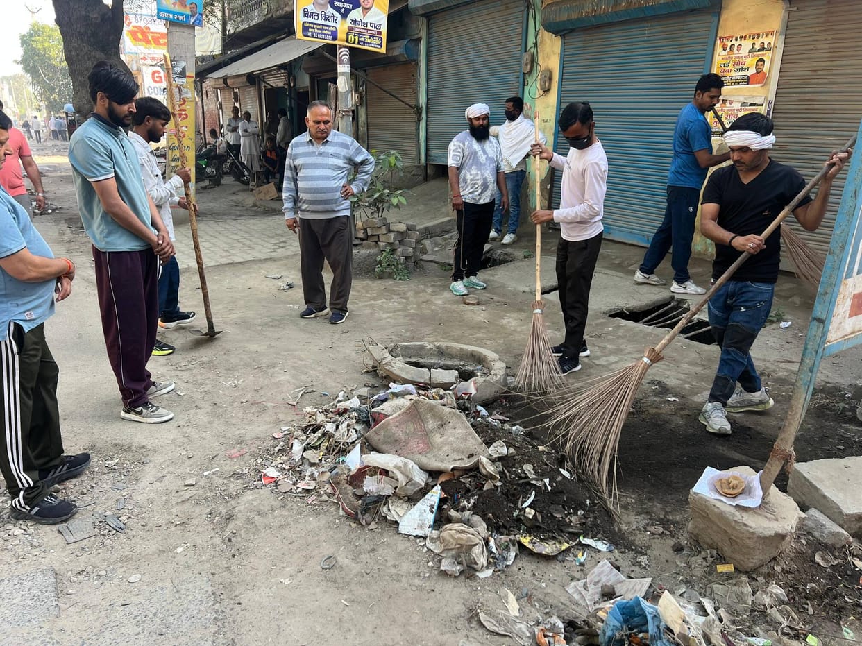 Workers' strike ends, cleaning of roads and drains begins