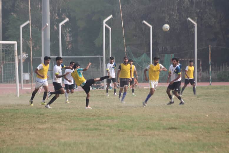 फटबाॅल का अभ्यास करते खिलाड़ी। संवाद