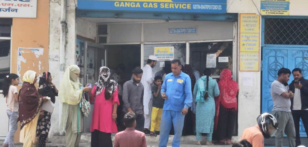 गढ़ में गैस एजेंसी के कार्यालय के बाहर परेशान खड़े उपभोक्ता। संवाद