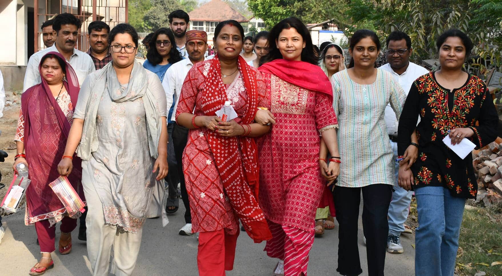 गोरखपुर विश्वविद्यालय के दीक्षा भवन से परीक्षा देकर निकलते अभ्यर्थी। 