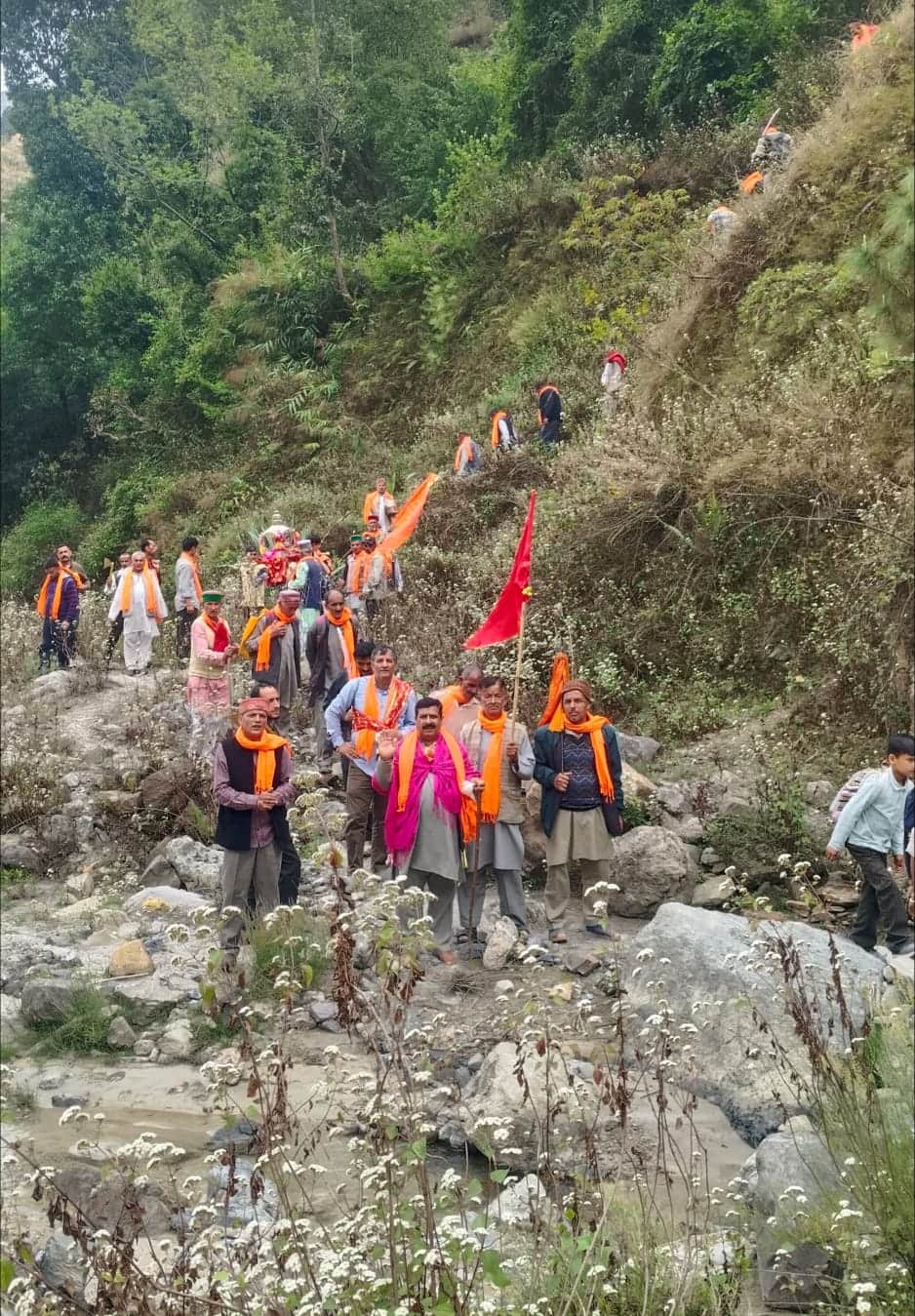 गिरिपार क्षेत्र में आशीर्वाद यात्रा पर निकले शिरगुल महाराज के साथ श्रद्धालु। स्रोत: ग्रामीण