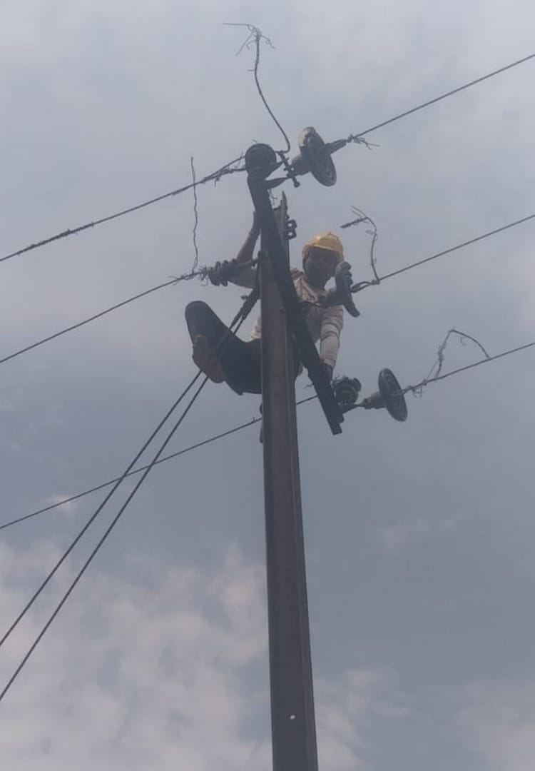 50 Villages Lost Power For 16 Hours50 Villages Lost Power For 16 Hours - Raebareli News - Raebareli News:50 गांवों की बिजली 16 घंटे रही गुल