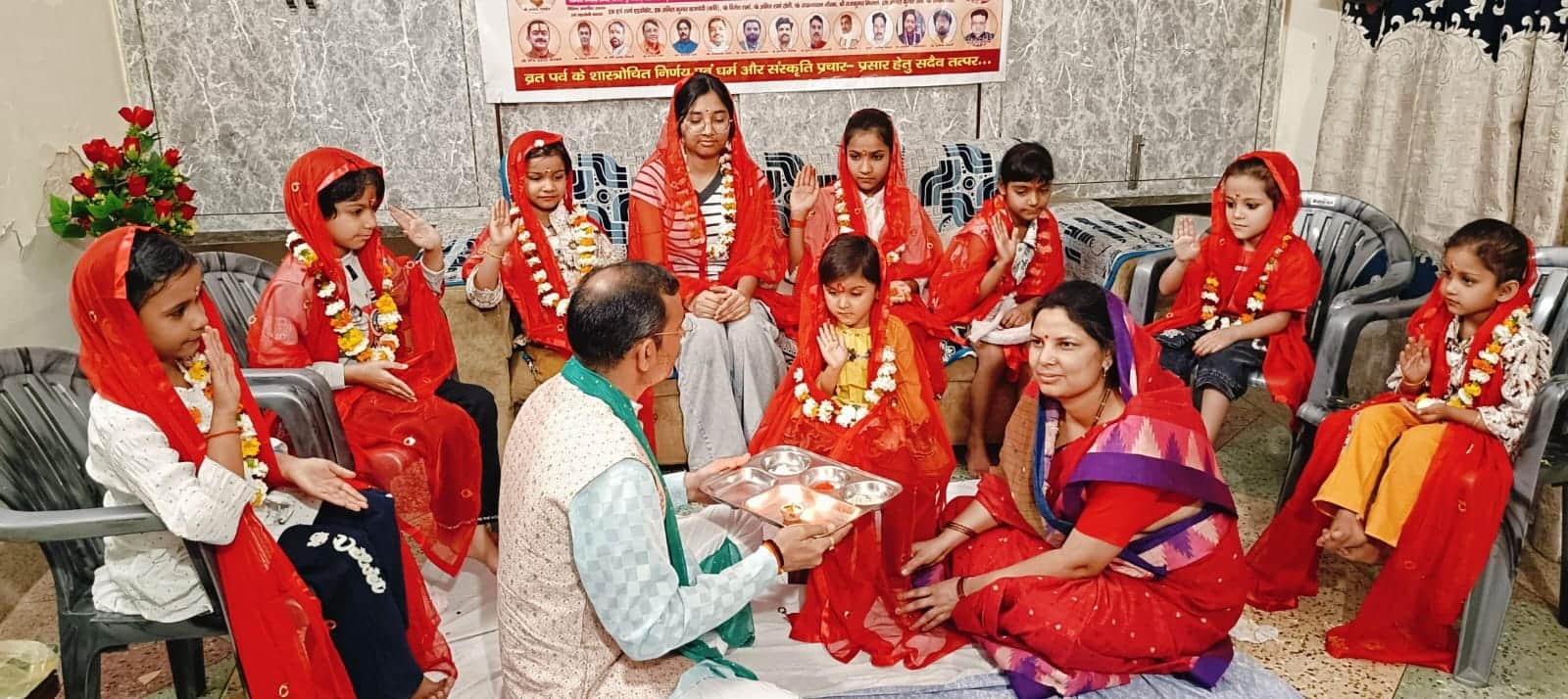 घर पर कन्या पूजन करते एक परिवार के लोग। स्रोत संस्था