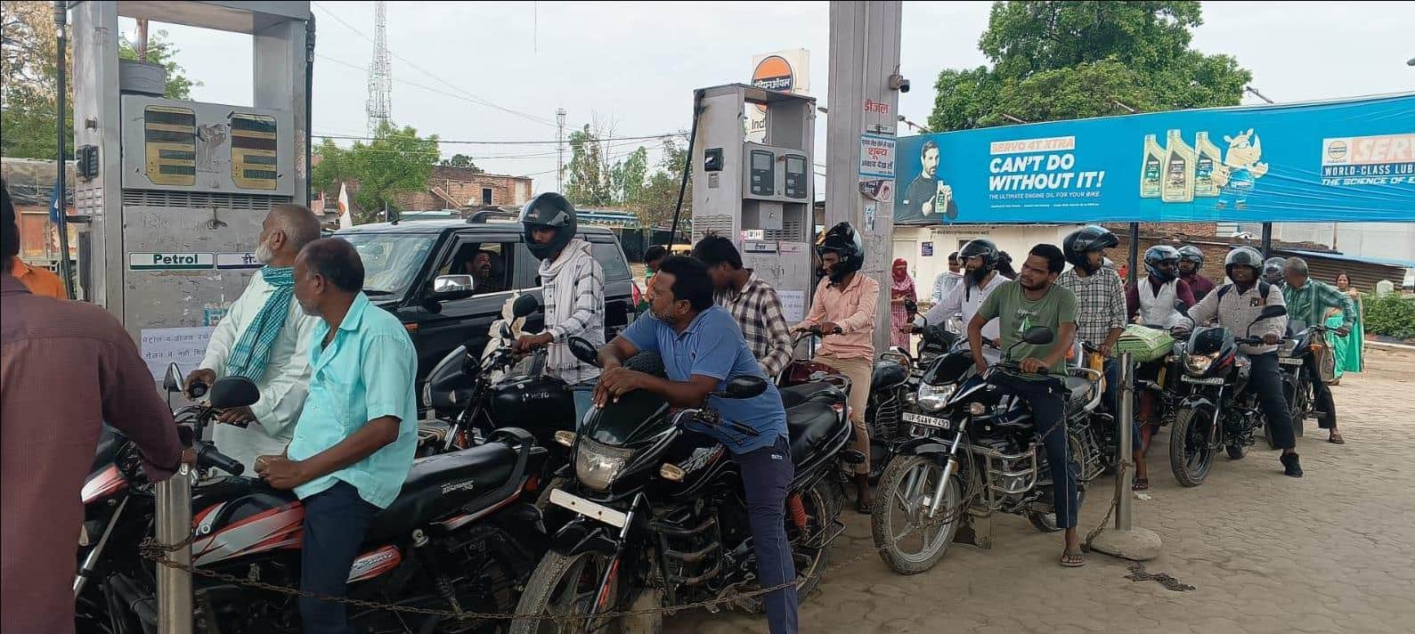 घोसी में पंप पर पेट्रोल के लिए लगी लाइन। संवाद