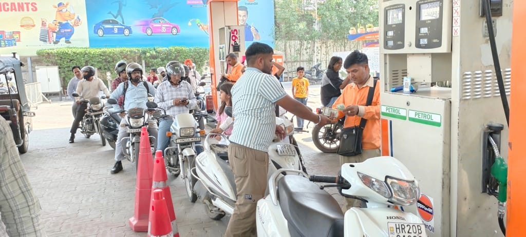 Demand for diesel and petrol has quadrupled, panic over notice of petrol running out