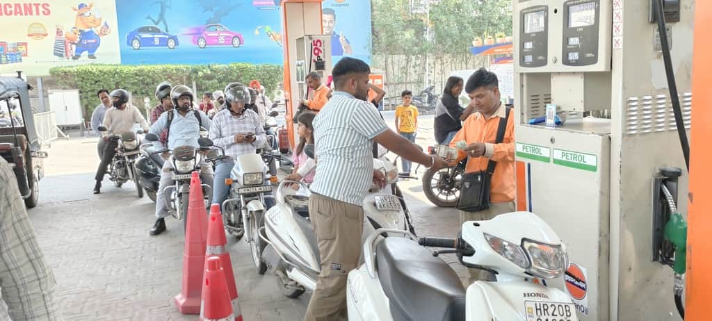 हिसार के एक पेट्रोल पंप पर तेल डलवाने के लिए पहुंचे लोग।