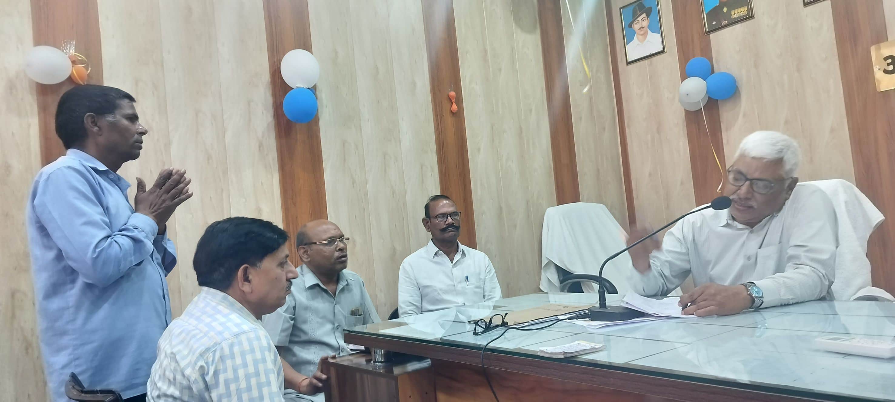 इनायतनगर में शिकायत सुनते नायब तहसीलदार।