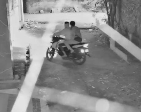 Four thieves made a bike parked in the corridor vanish in just 10 minutes.