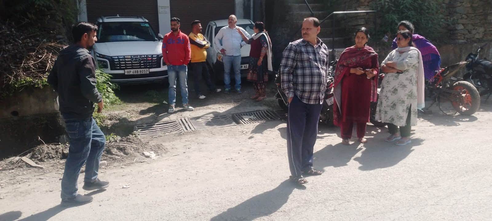 जबरदस्ती कलवर्ट को बंद के विरोध में मुगला में प्रदर्शन करते लोग। संवाद।