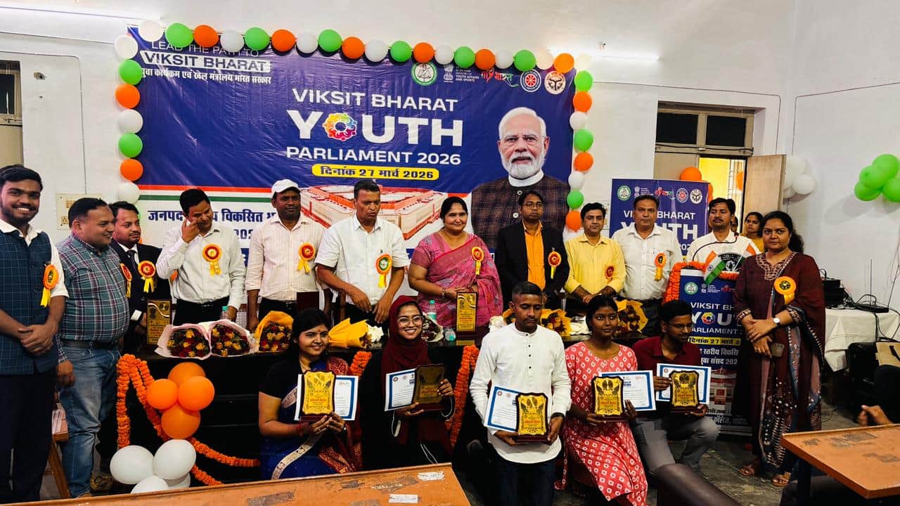 जीएफ कॉलेज में कार्यक्रम के दोरान भाषण प्रतियोगिता के विजेताओं को पुरस्कृत करते अतिथि। स्रोत: 