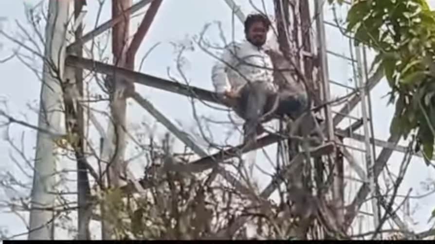 जंगल लाला छपरा दुबौली बजार में नेटवर्क की समस्या को लेकर टावर पर चढ़े प्रधान पुत्र बृजेश कुशवाह