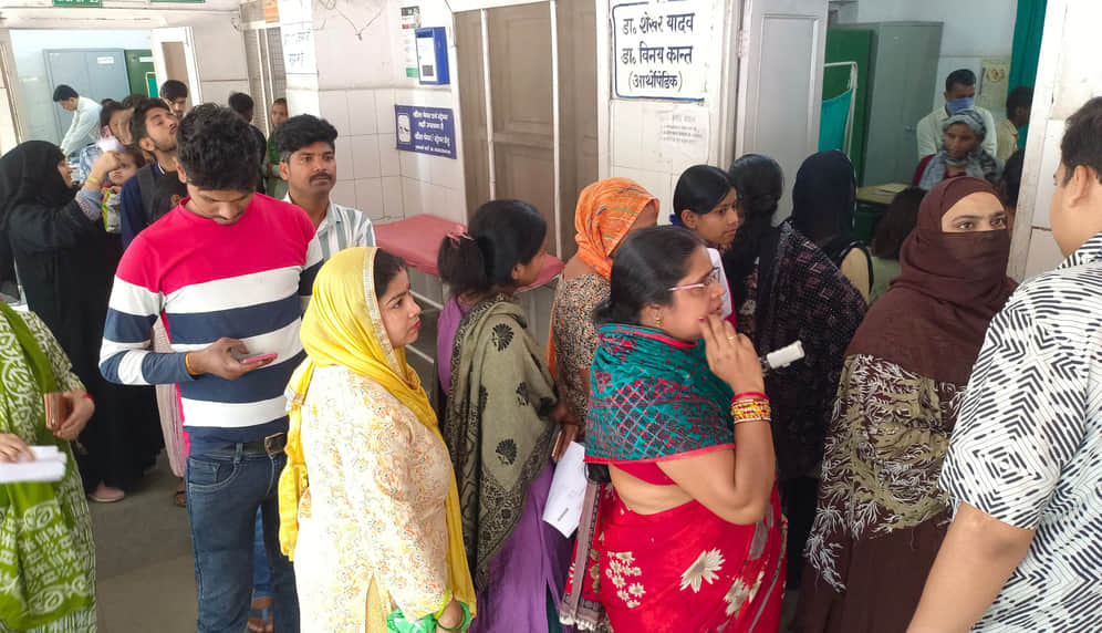 जिला अस्पताल की ओपीडी में उमड़ी मरीजों की भीड़। संवाद