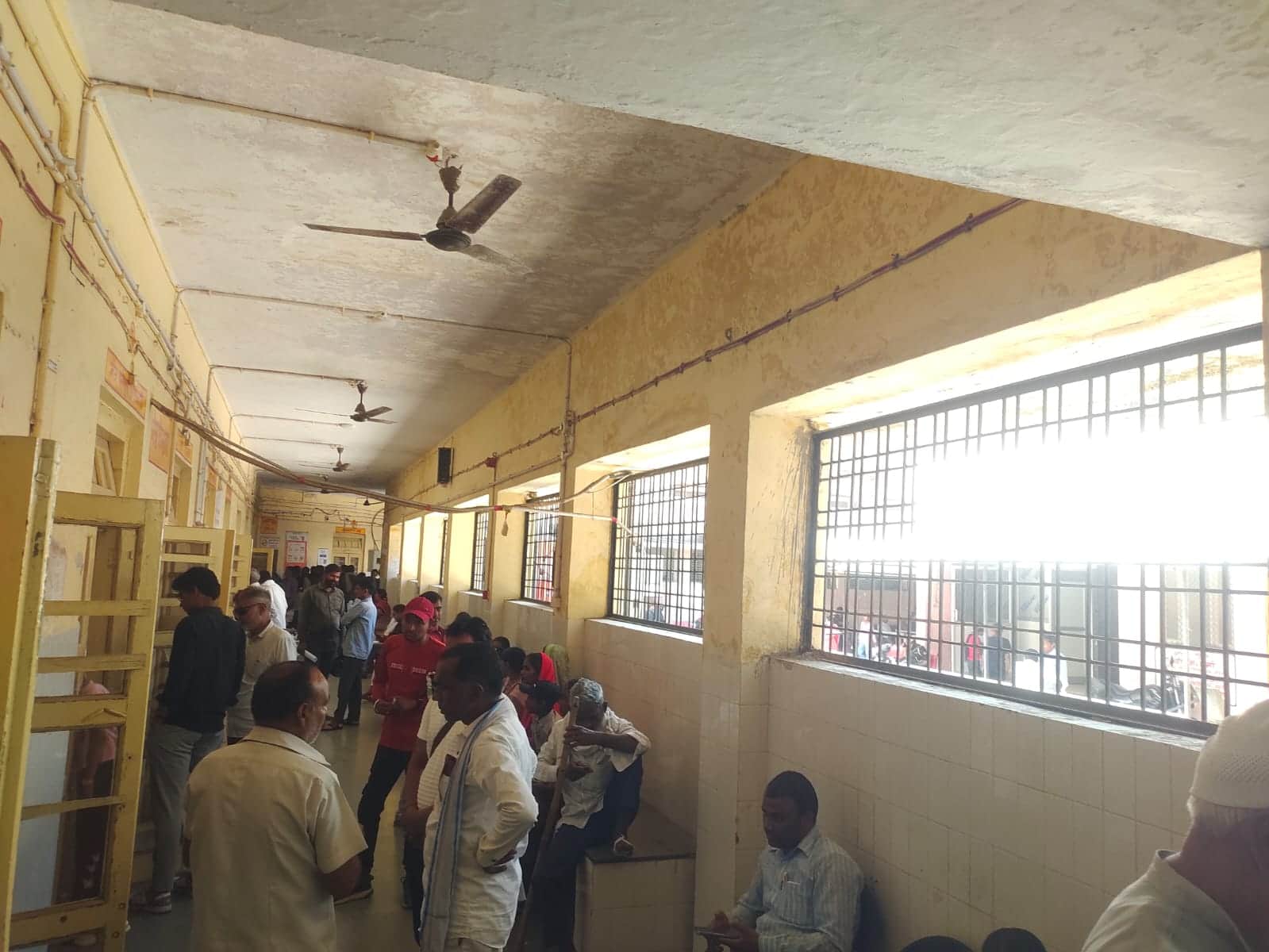 जिला अस्पताल में ओपीडी में चिकित्सीय परामर्श के लिए पहुंचे मरीज संवाद