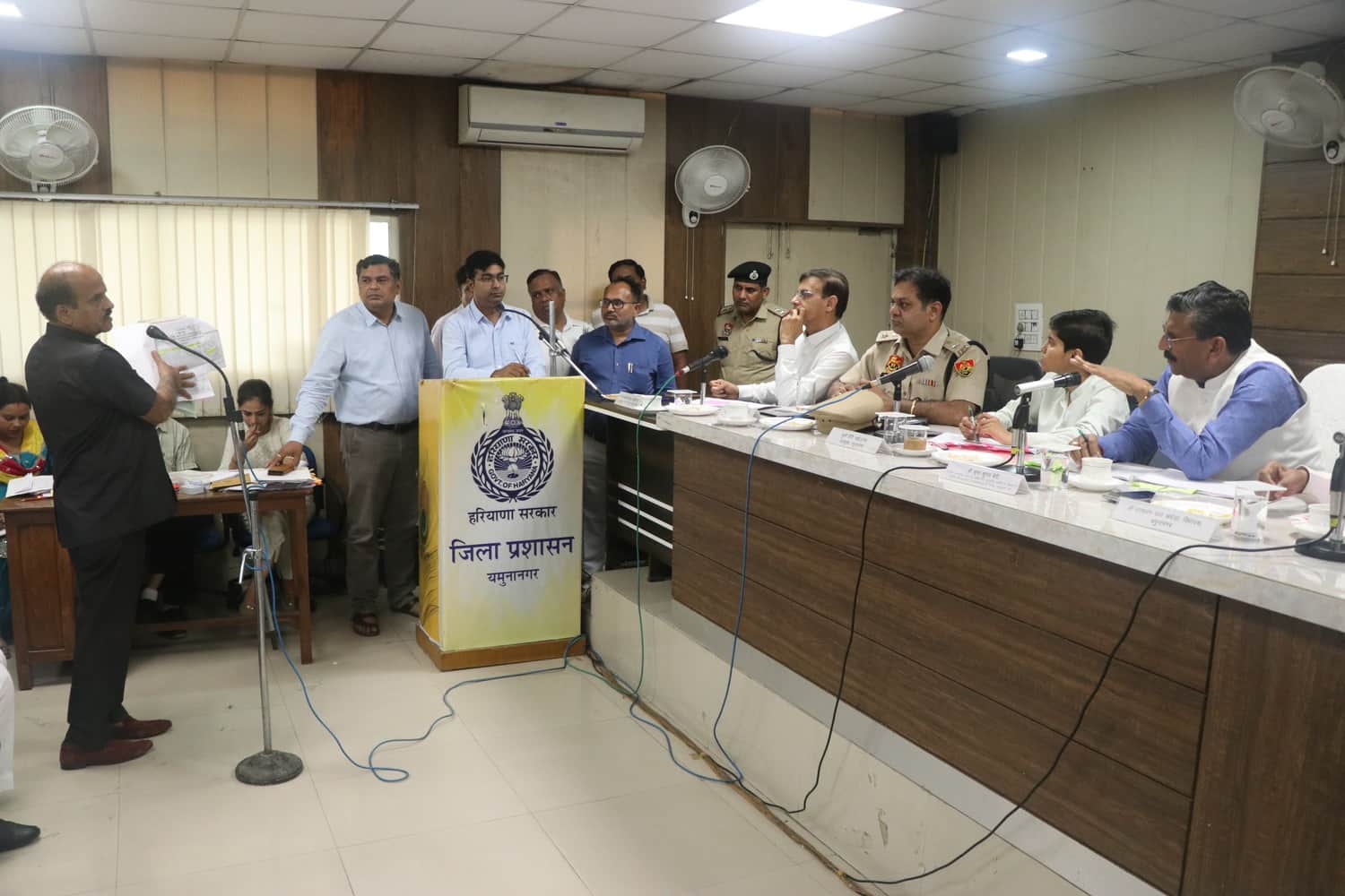 जिला कष्ट निवारण समिति की बैठक में मंत्री कृष्ण बेदी को अपनी शिकायत सुनाता फरियादी। संवाद