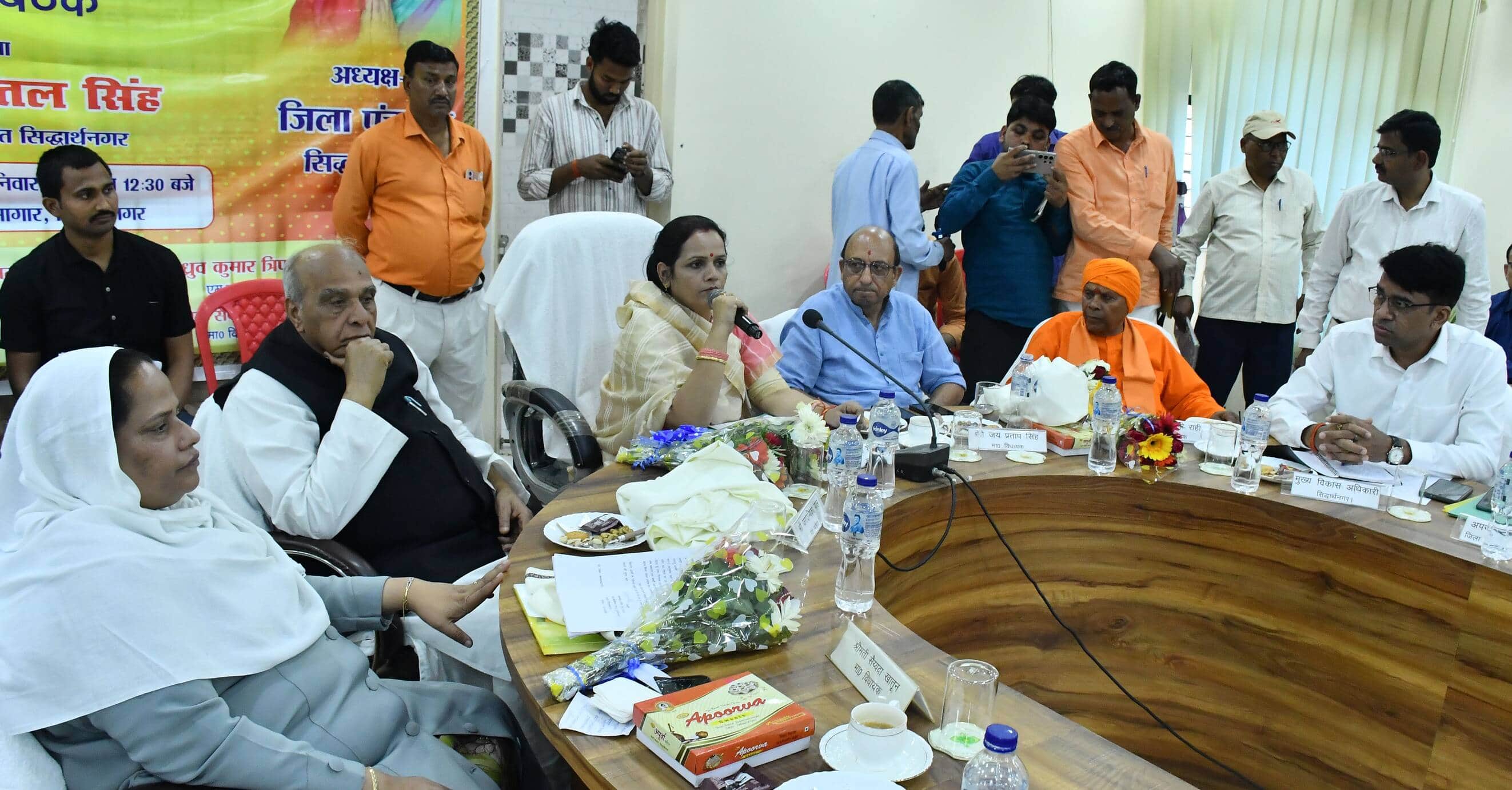 जिला पंचायत कार्यालय के सभागार में आयोजित सदस्यों के साथ बैठक में उपस्थित सांसद जगदंबिका पाल, 