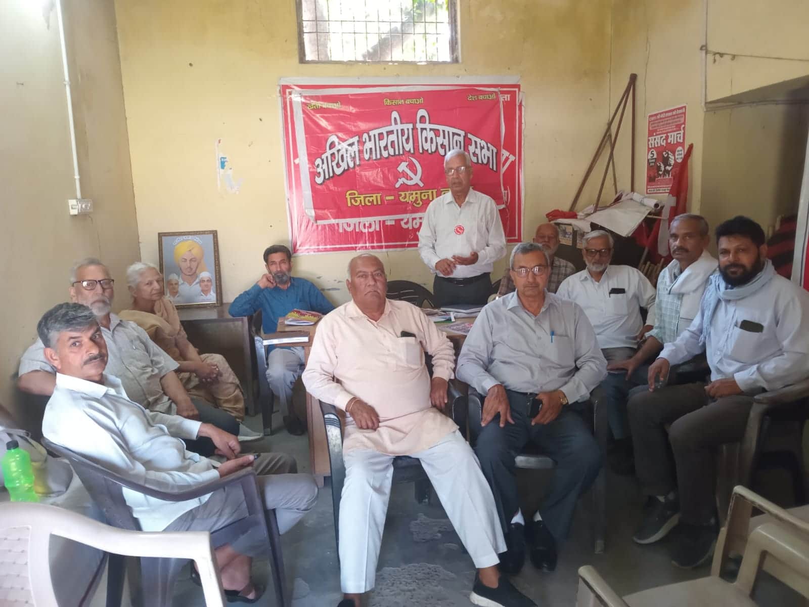 जिला स्तरीय बैठक के दौरान मौजूद सभा के पदाधिकारी। प्रवक्ता