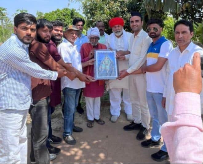 जलालाबाद के गांव नागल में जैविक फार्म पर पहुंचे किसान नेता राकेश टिकैत।