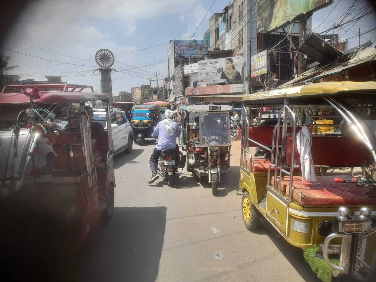16 routes and 2000 rickshaws, yet no vehicle stand, roads occupied
