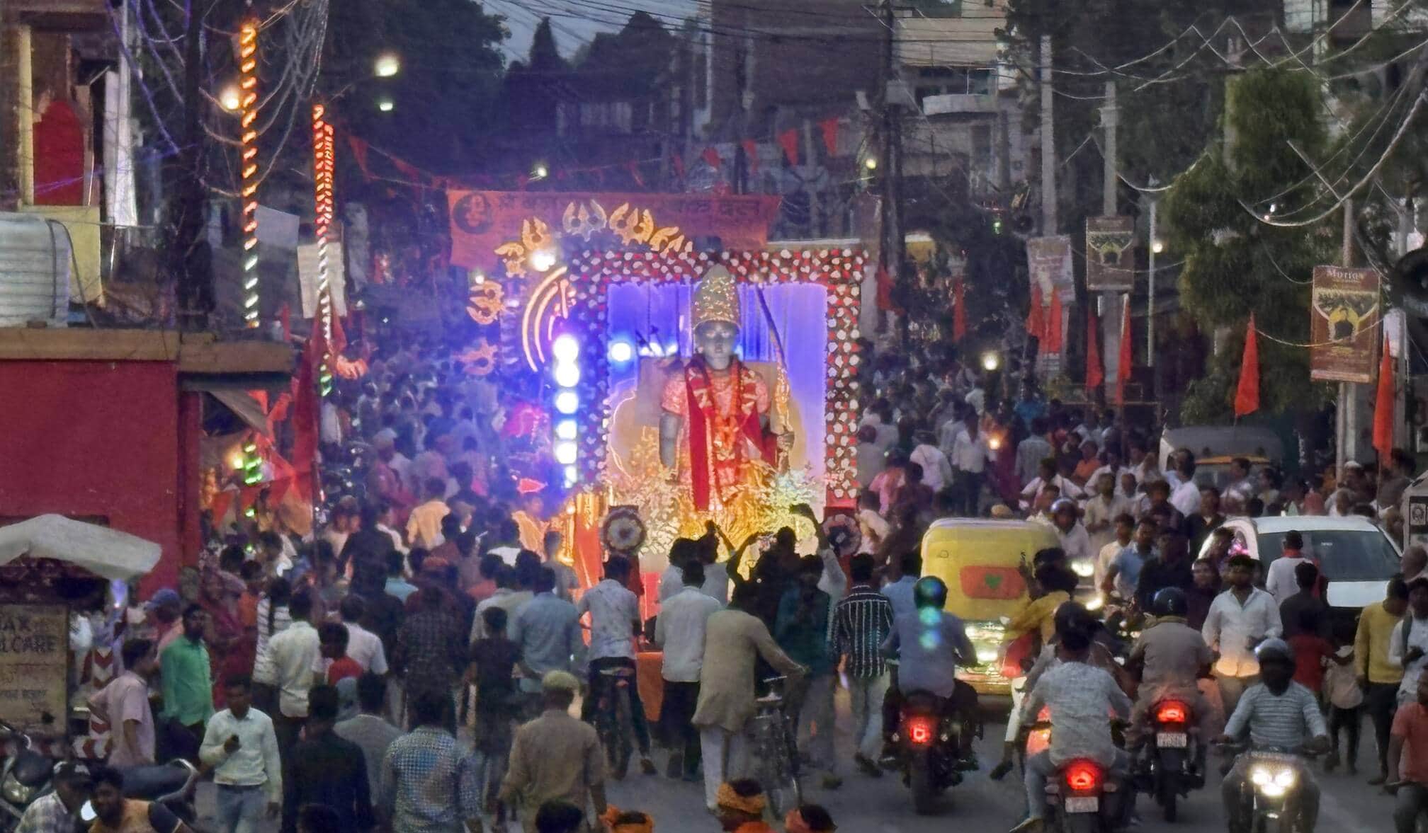 ज्ञानपुर नगर में राम नवमी के शोभा यात्रा में सजी प्रभु श्री राम की झांकी। संवाद