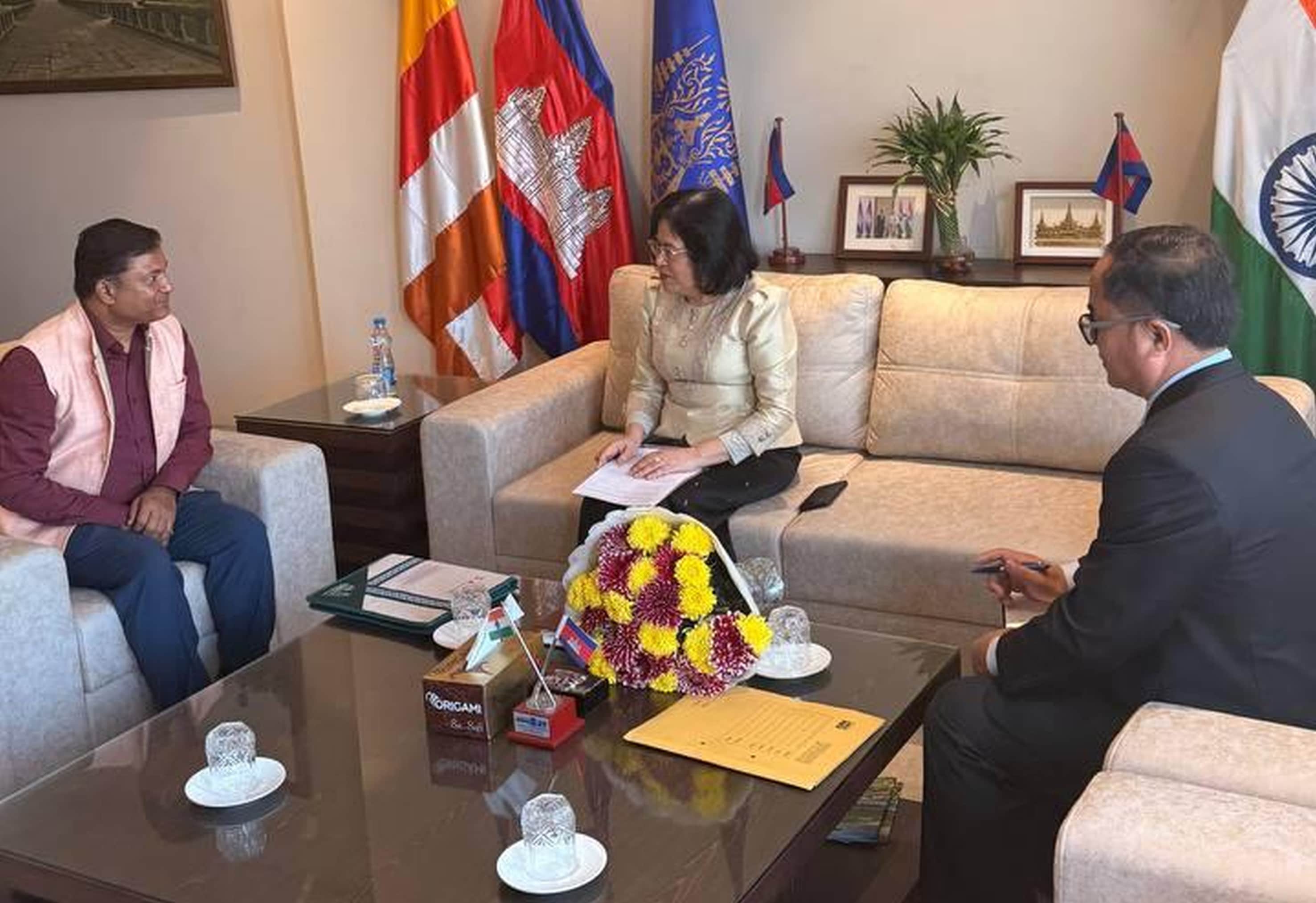 कंबोडिया की राजदूत को आमंत्रित करते दिवाकर पटेल ।-स्रोत: विभाग