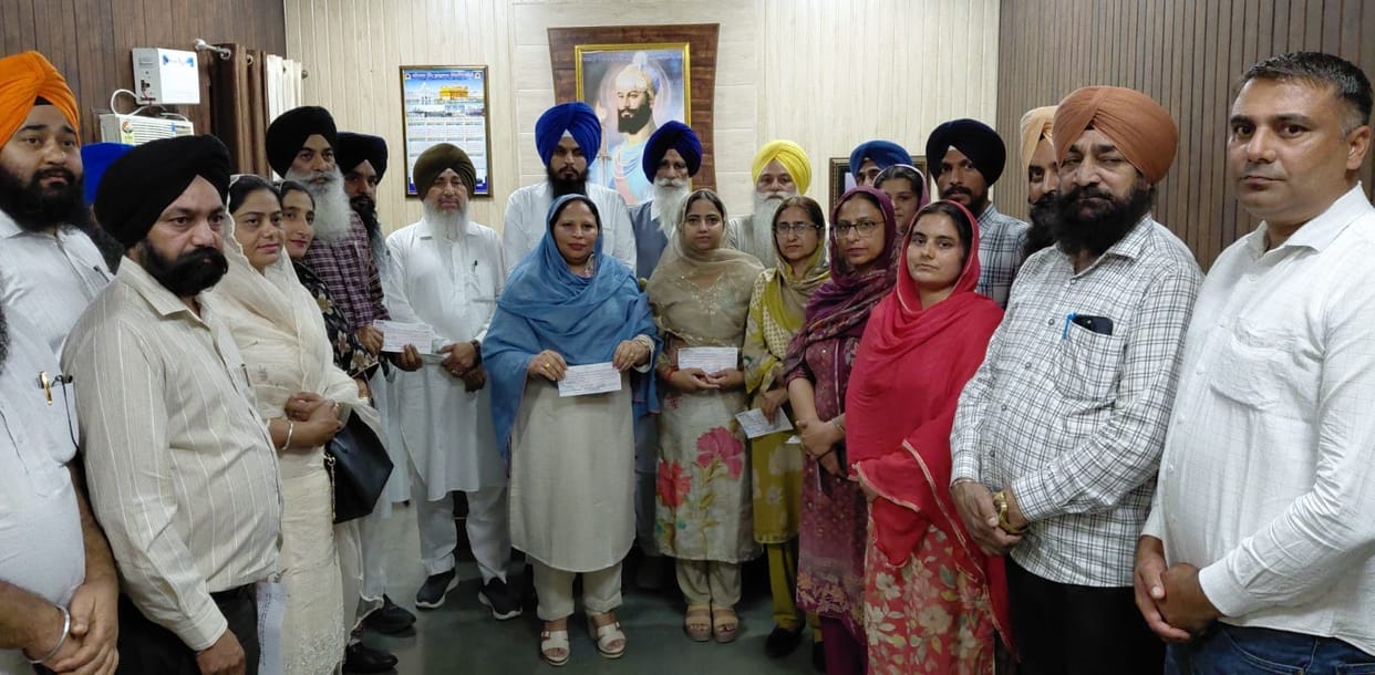 Fee assistance to Amritdhari students, cheques worth Rs 29 lakh distributed