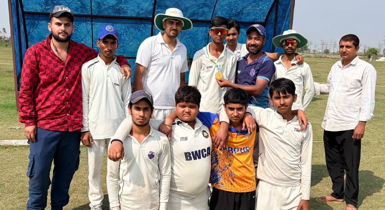 क्रिकेट मैच के बाद विजेता टीम के कप्तान को पुरस्कृत करते कोच। संवाद