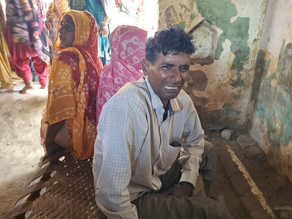 कैराना के जंधेडी में मृतक शिवम के पिता रंतेश विलाप करते-संवाद