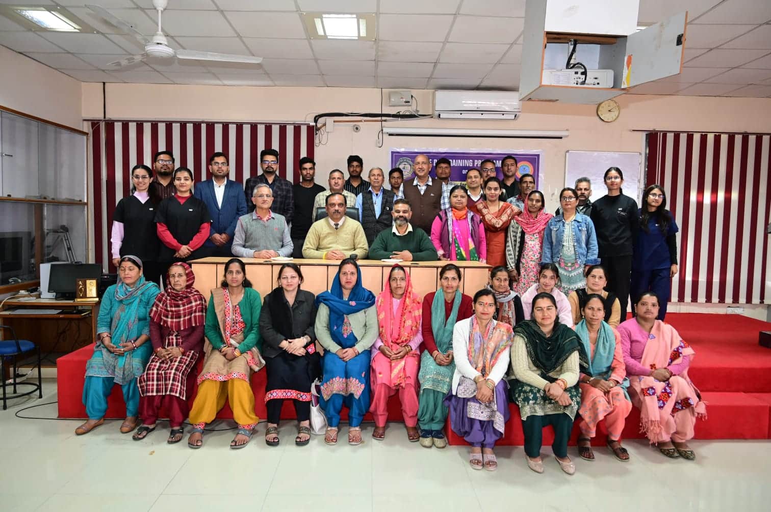 कृषि विवि पालमपुर प्रशिक्षण शिविर में मौजूद लोग व अधिकारी स्त्रोत कृषि विवि