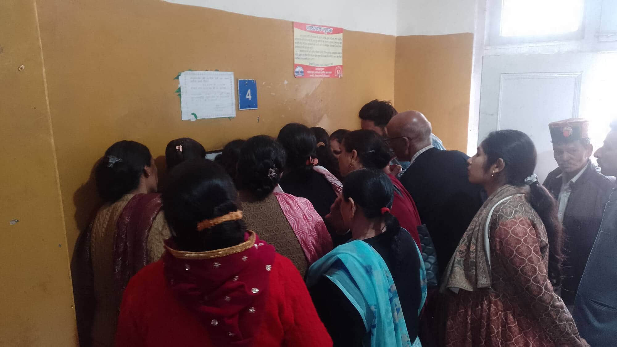 क्षेत्रीय अस्पताल मंडी में अल्ट्रासाउंड के लिए तिथि लेते मरीज। संवाद